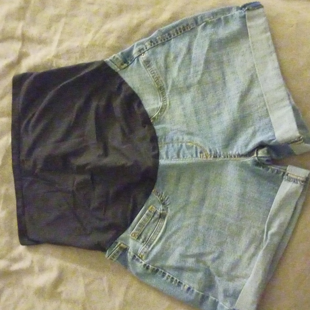 LEVI'S MATERNITY JEAN SHORTS. SIZE Medium. Lighter Blue color. Stretchy